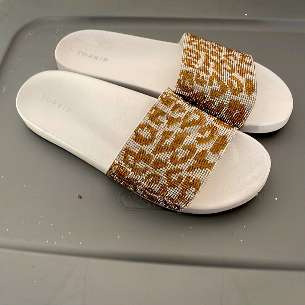 Flip flops with bling design